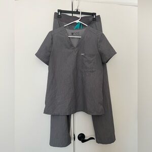 Figs grey scrub set